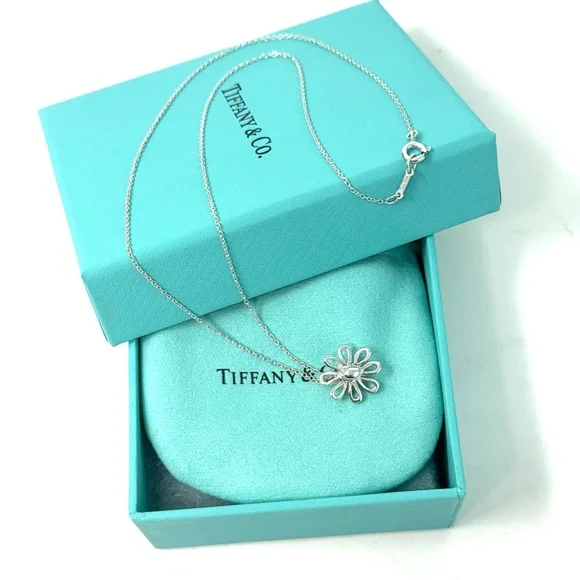 Authentic Tiffany& Co Paloma Picasso Daisy Flower Pendant Necklace.